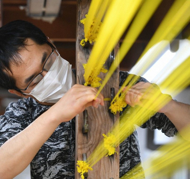 nghệ nhân nhật bản đang chỉnh lại sợi dây đàn lụa nghệ nhân nhật bản đang chỉnh lại sợi dây đàn lụa